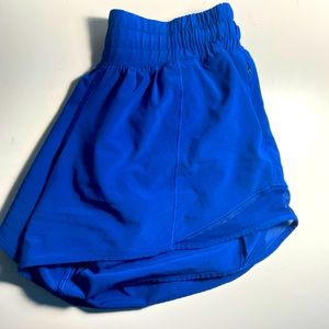 DISCONTINUED COLOR. Lululemon RARE Hotty Hot 4 inch shorts.